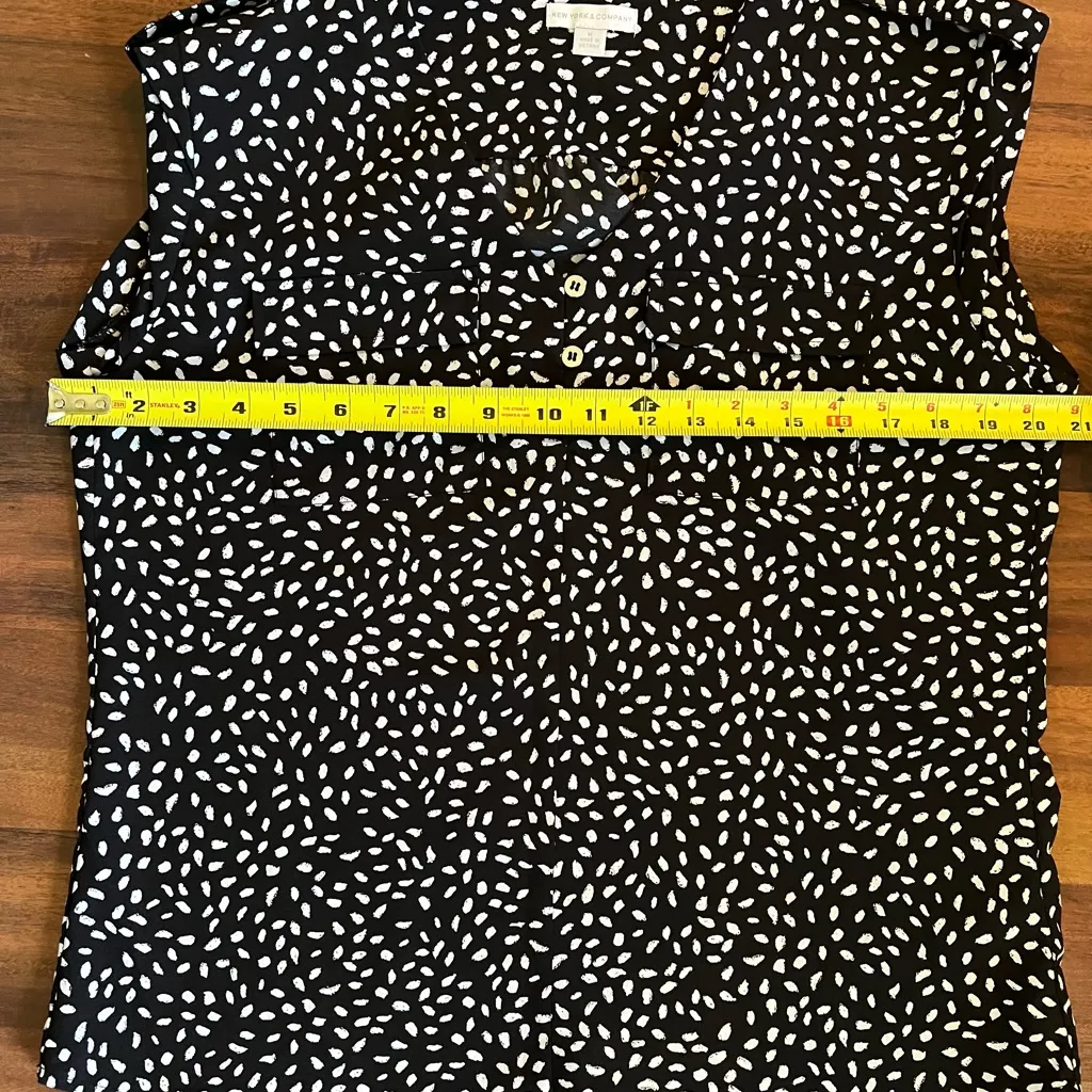New York & Company Black and White Patterned Blouse - Image 7