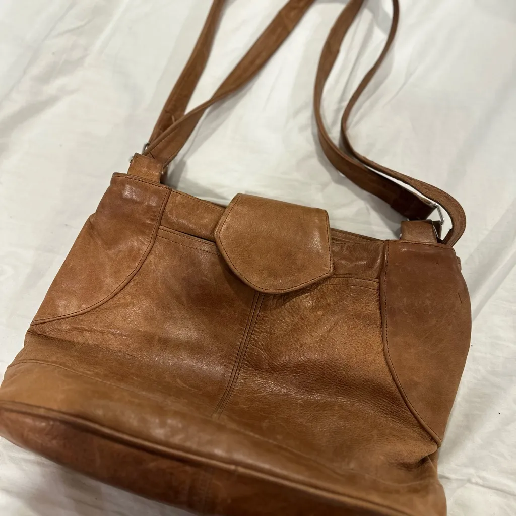 Vintage Y2K Medium Sized Brown leather Zip Top Flap Closure shoulder bag. - Image 12