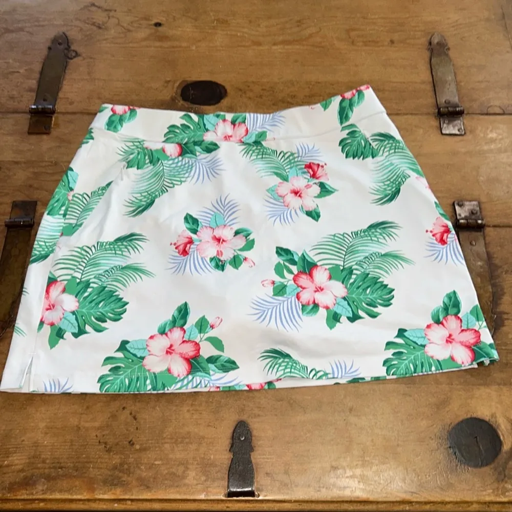 Woman’s Tommy Bahama Aubrey Island Zone White Hibiscus Golf Skort Size Large - Image 4