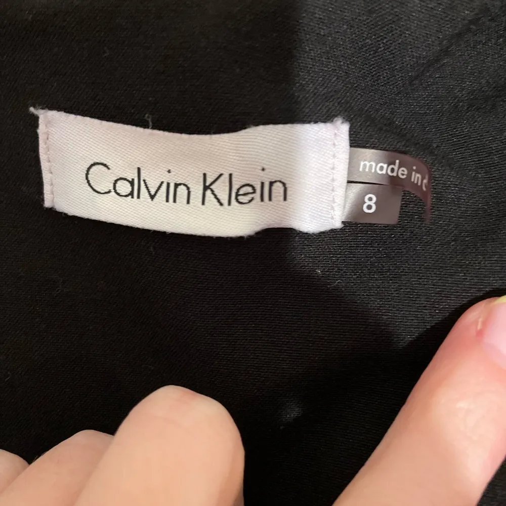 Elegant Black Sleeveless Sheath Dress with Ruffle Detail – Size 8 Calvin Klein - Image 2