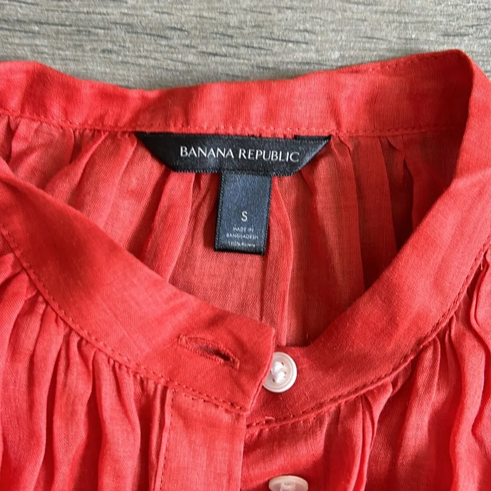 Banana Republic thin button front top - Image 2