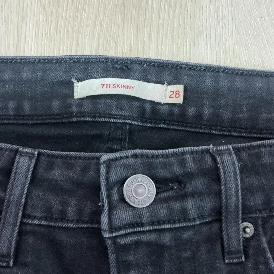 Levi's 711 Skinny Women's Black‎ Jeans Size 28 - Image 3