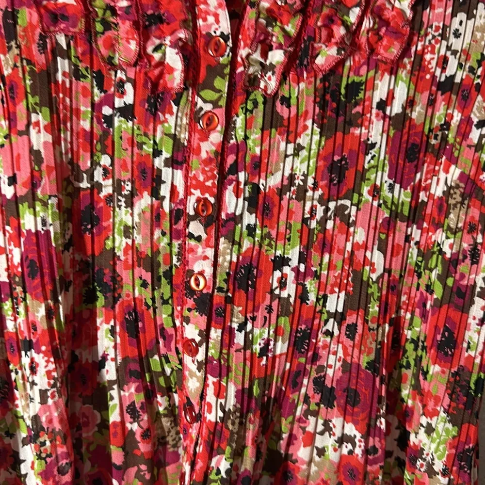 1990s red floral blouse with a flattering fit
Made by New York City design co Size undefined - Image 2