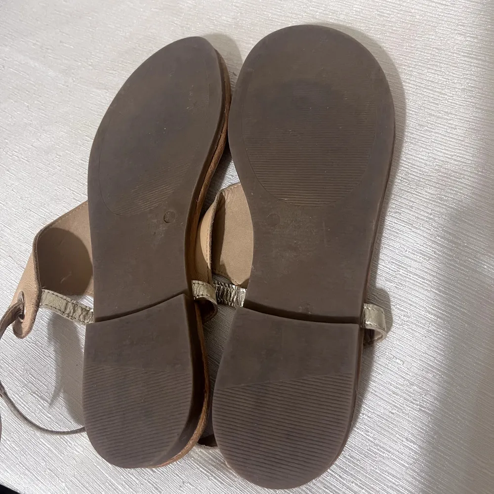 Sophia Milano Womens 10 Beige Italian Leather Thong Sandals butter soft gold - Image 5