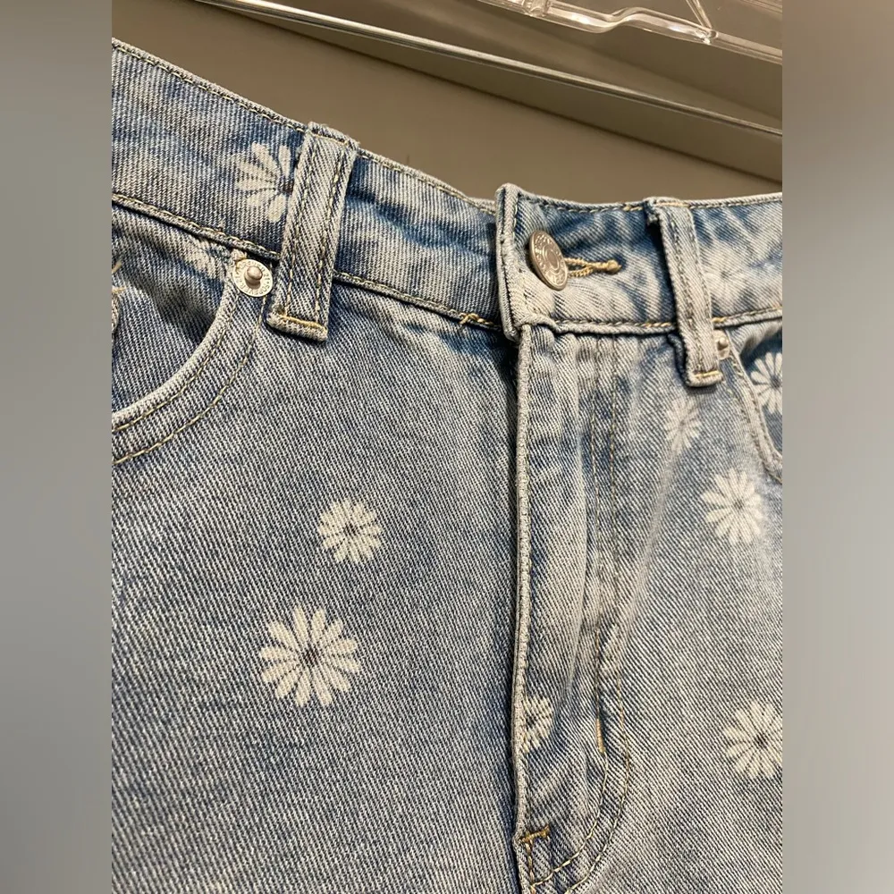 F21 Cuffed Denim Light Blue Daisy Print Jean Shorts - 28 - Image 12