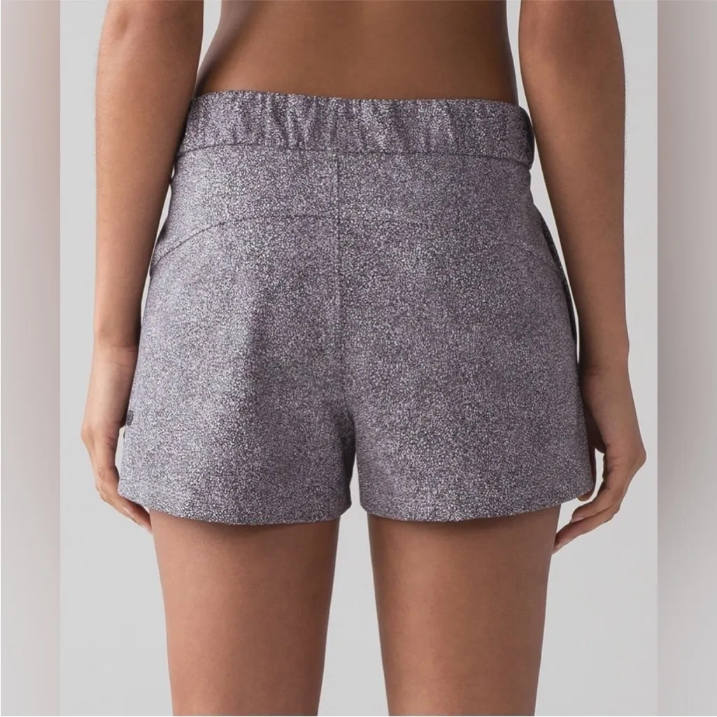 lululemon On The Fly Short In Sea Spray Alpine White Dark Chrome Sz 6 - Image 2
