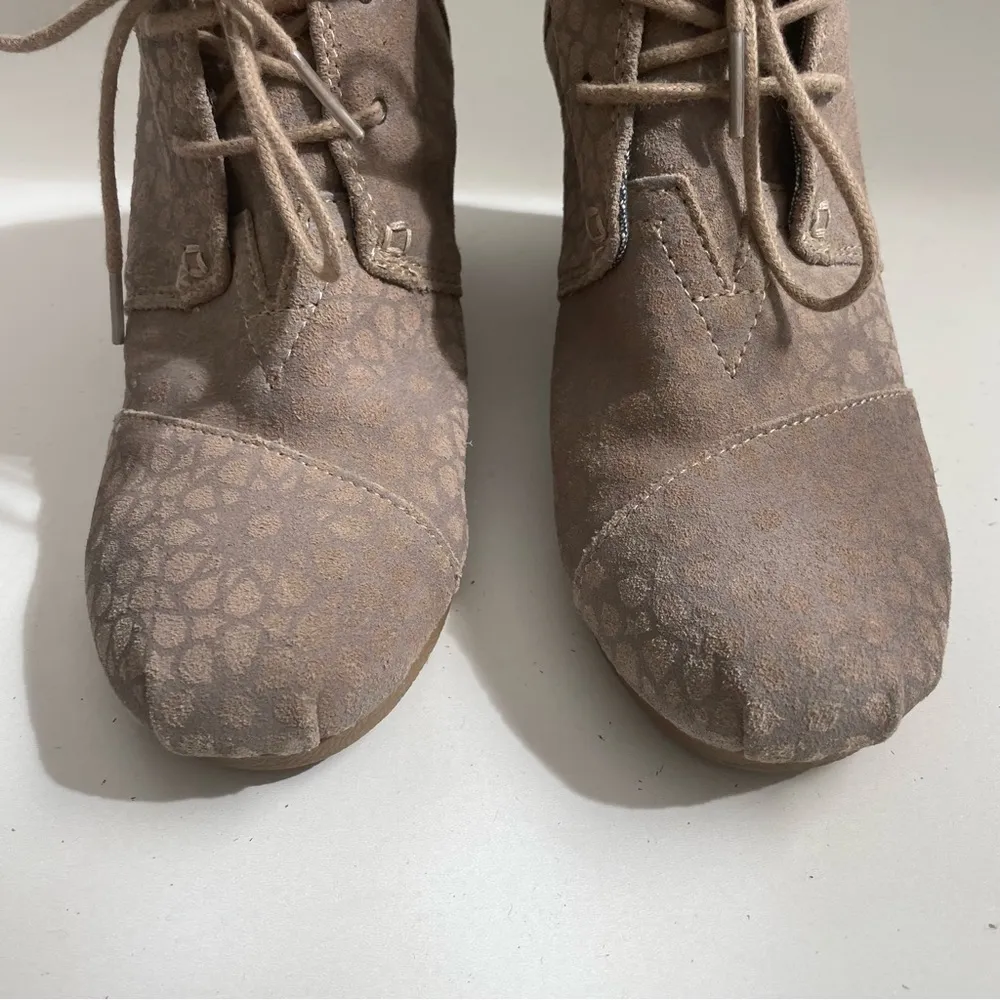 Toms Booties Desert Ankle Wedge Leather Lace Up Comfort Polka Dot Beige Taupe - Image 2