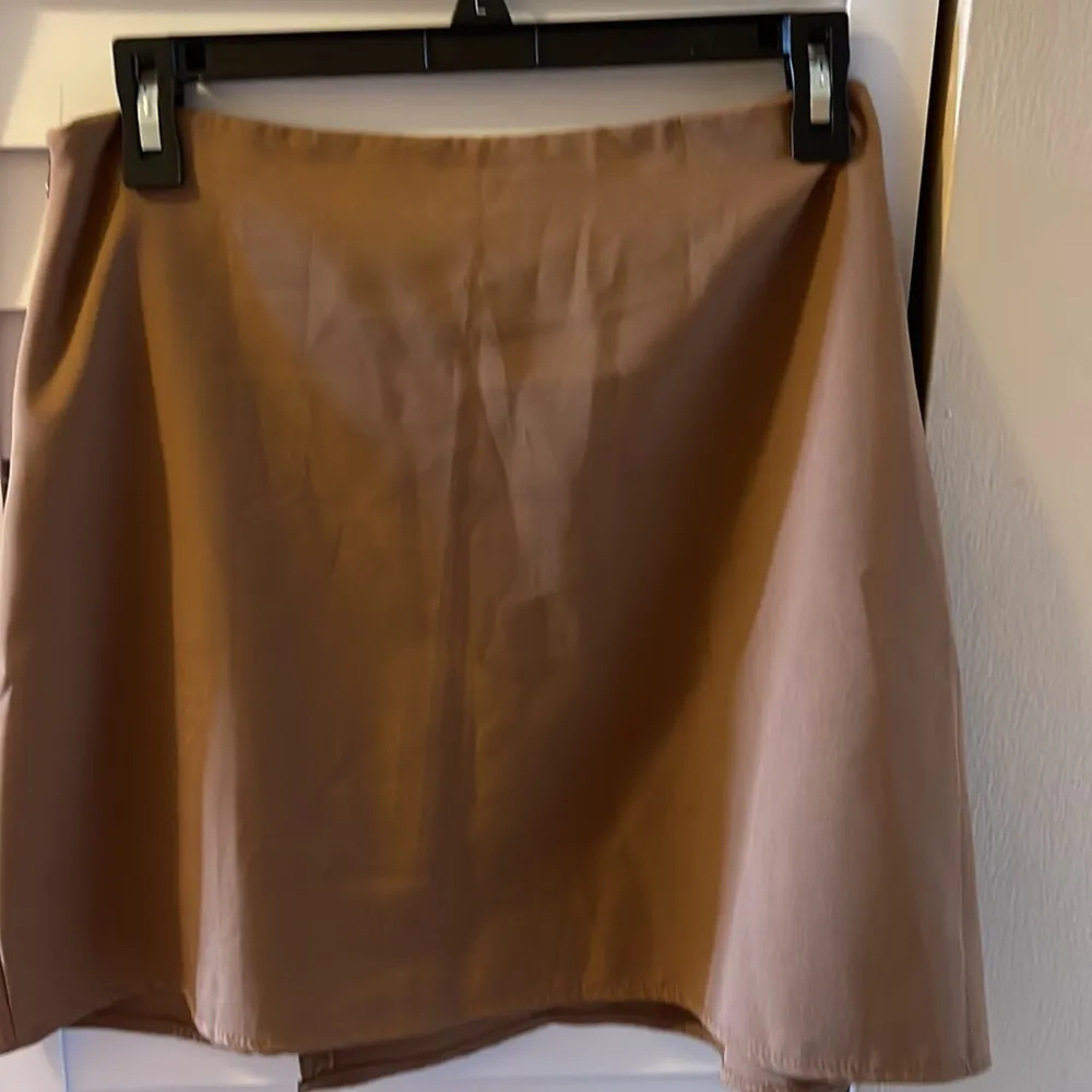 BOOHOO Made in Italy Interesting Cognac Color Skirt w Center Ring & Side Slit - Image 3