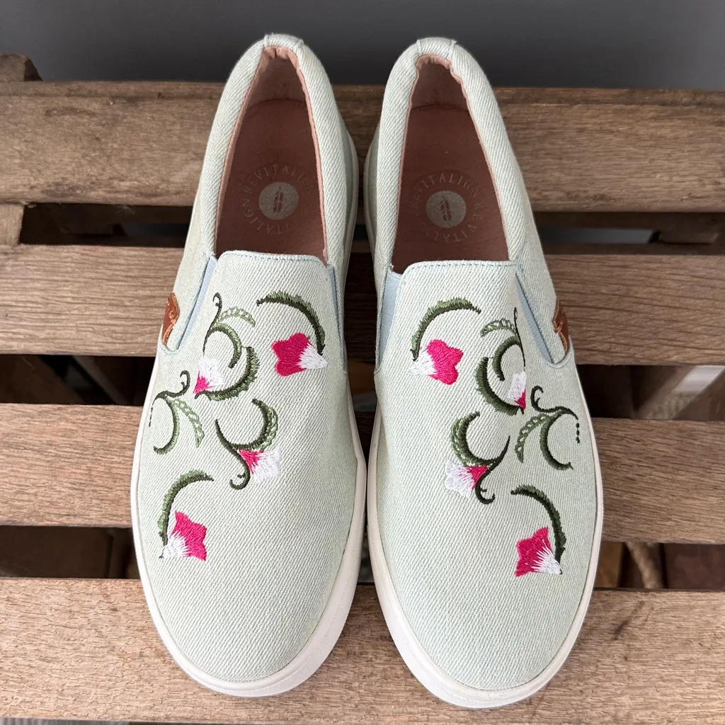 NEW Revitalign Embroidered Boardwalk slip on Sneakers Size 7 A24 Blue - Image 4