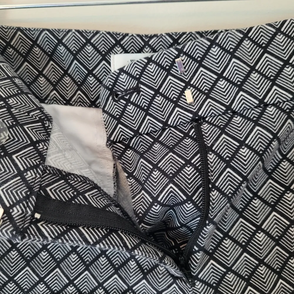 White House Black Market Black and White Diamond Print Shorts - Image 7