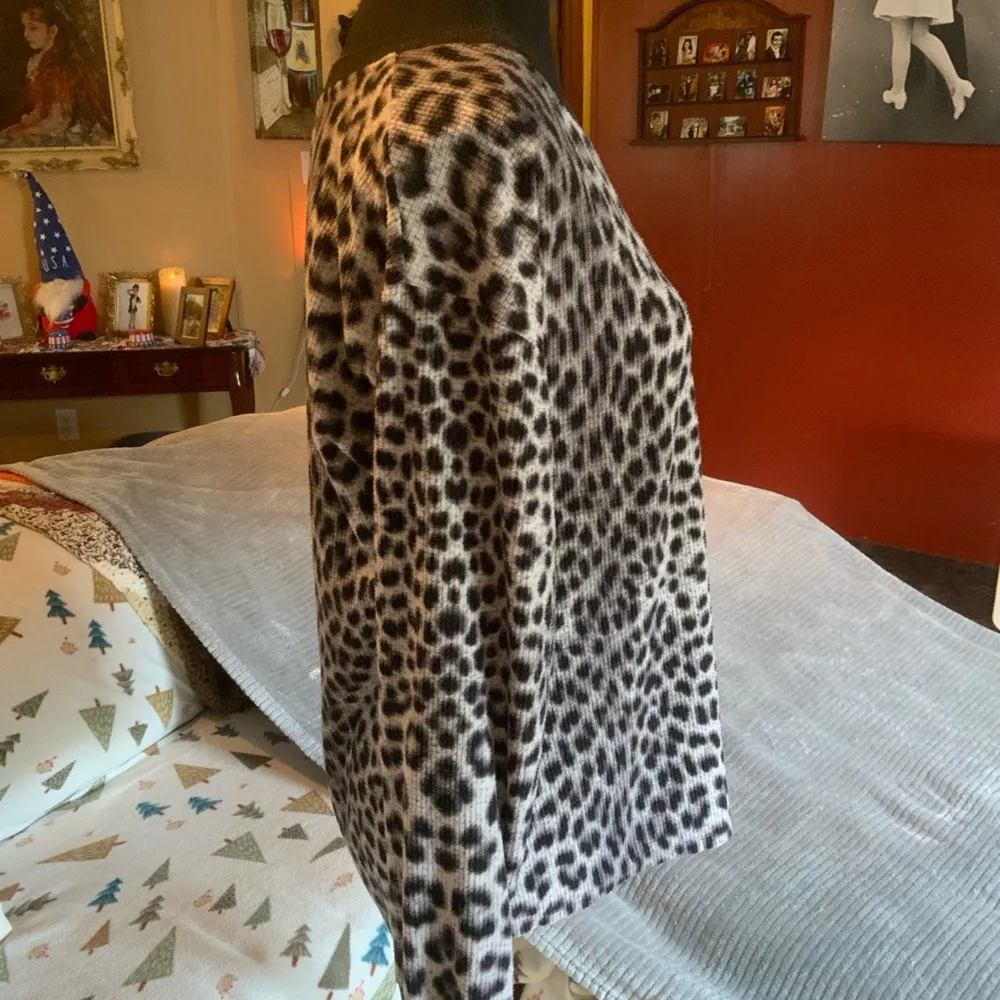 Betsy Johnson Animal Cheetah Print Pullover Thermal Shirt Size Medium - Image 2