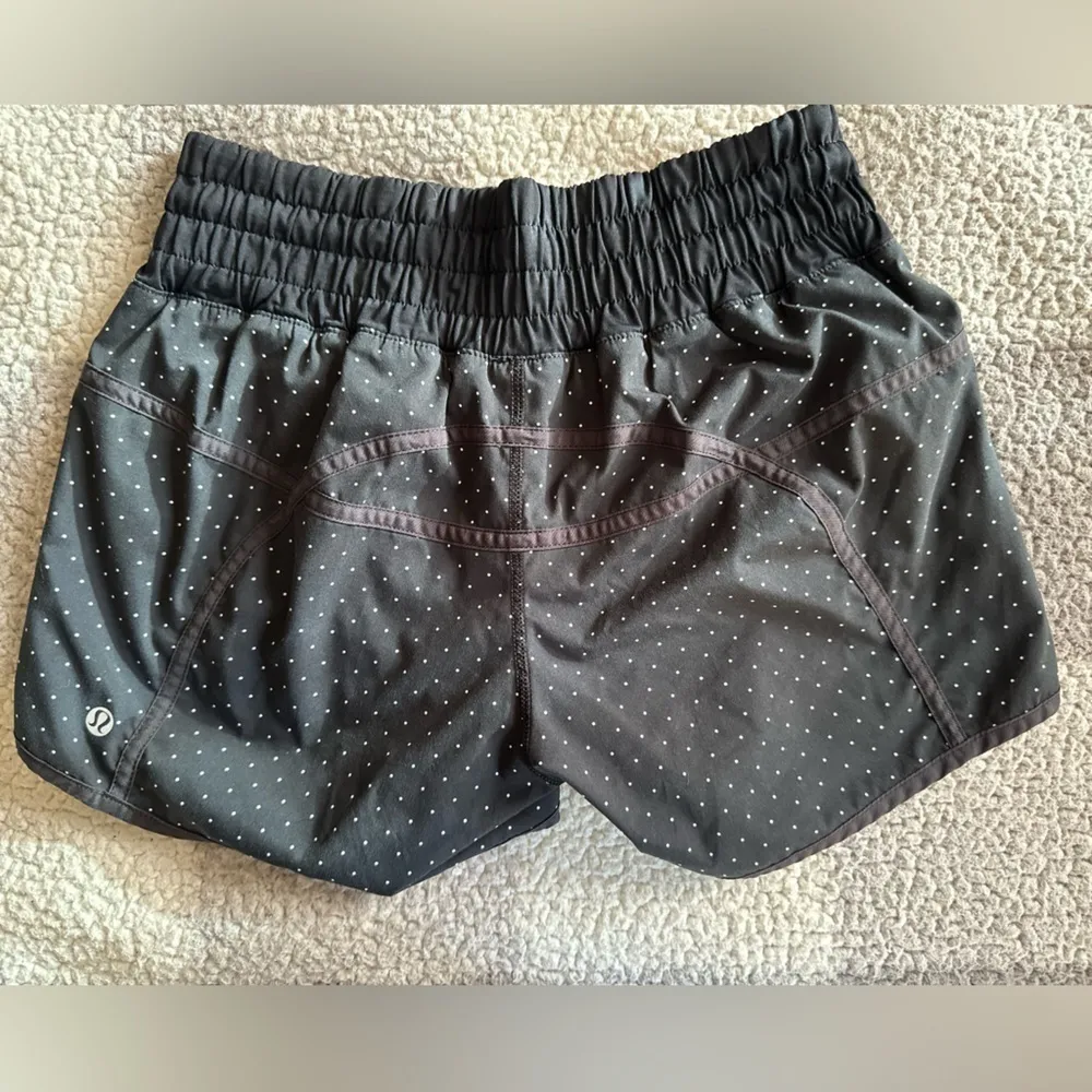 Lululemon Tracker Short 2-way Stretch Sweet Spot Black Angel Wing /Black Size 6 - Image 4