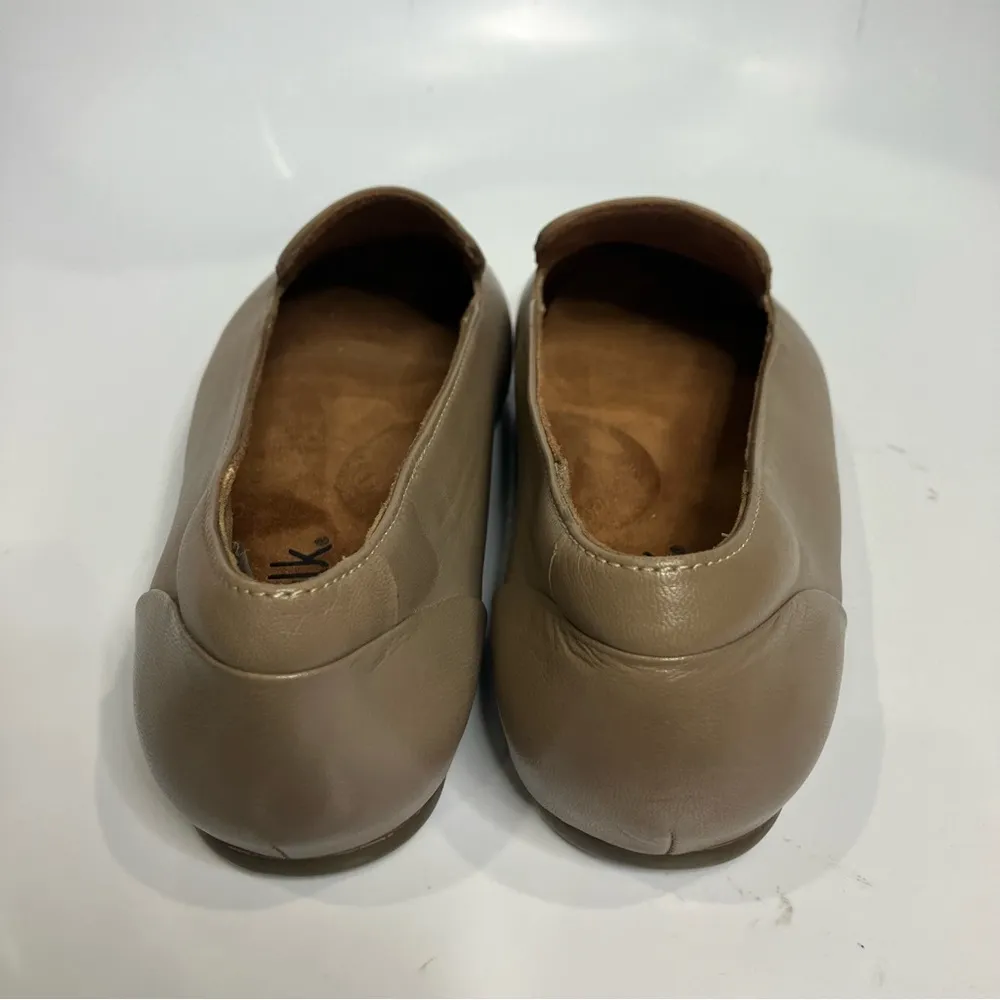 Softwalk Shelby slip on‎ flats tan taupe leather women’s size 9.5WW business - Image 5