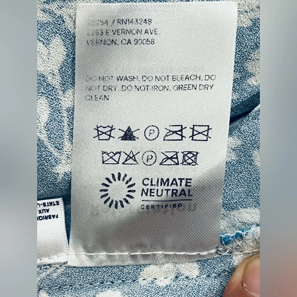 Reformation dress size 6 flattering silhouette, accentuated by the puff sleeves - Image 8