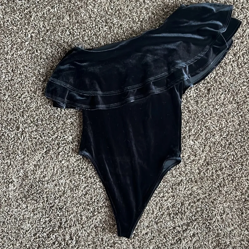 Good American velour one shoulder bodysuit - Image 6