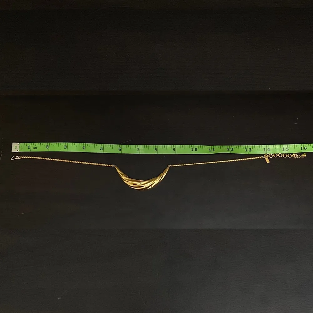 Vintage MONET Crescent Ruffled Bar Pendant Choker Gold tone Necklace - Image 7