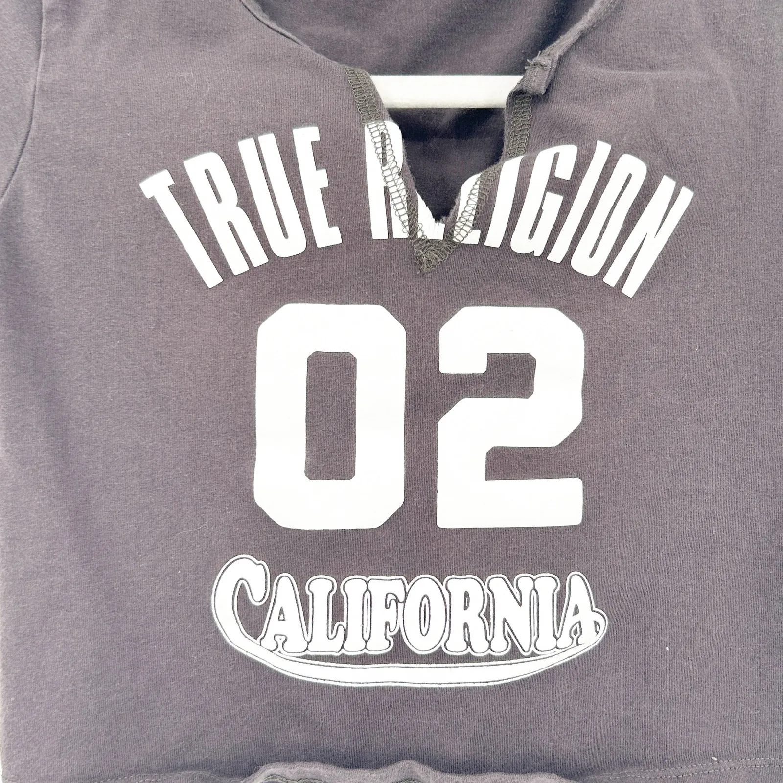 True Religion Womens Y2K Notched V-Neck California Logo Graphic Crop Baby Tee XS - Image 3