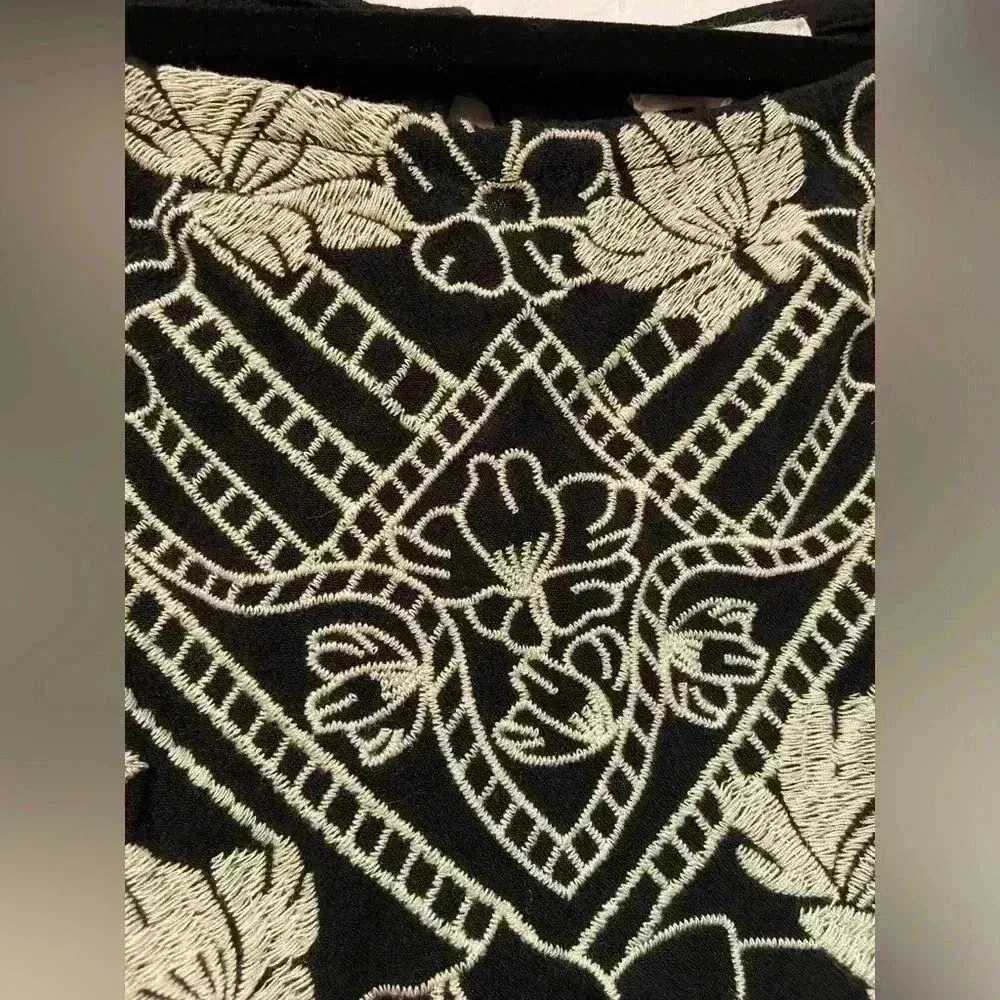 Eyeshadow Black Flowy Floral Embroidered Cream Tanks Top Keyhole Back Size L - Image 9