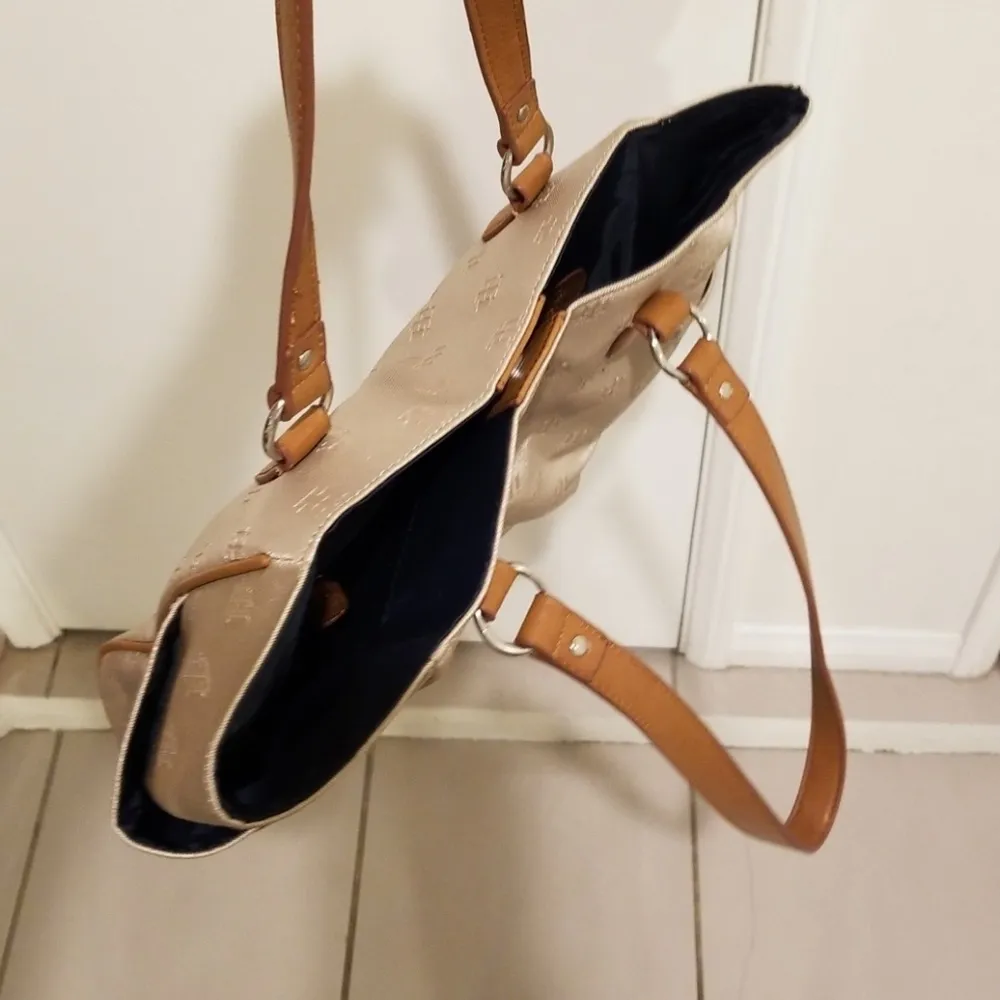 💕TOMMY HILFIGER💕 Light Gold Shiny Logo Handbaf - Image 6