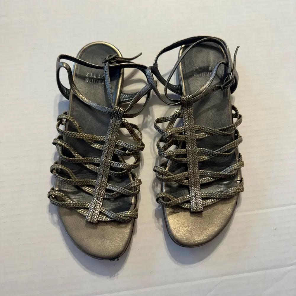 Stuart Weitzman Metallic Taupe Gray Strappy Buckle Back Thong Sandal Womens 7.5 - Image 2