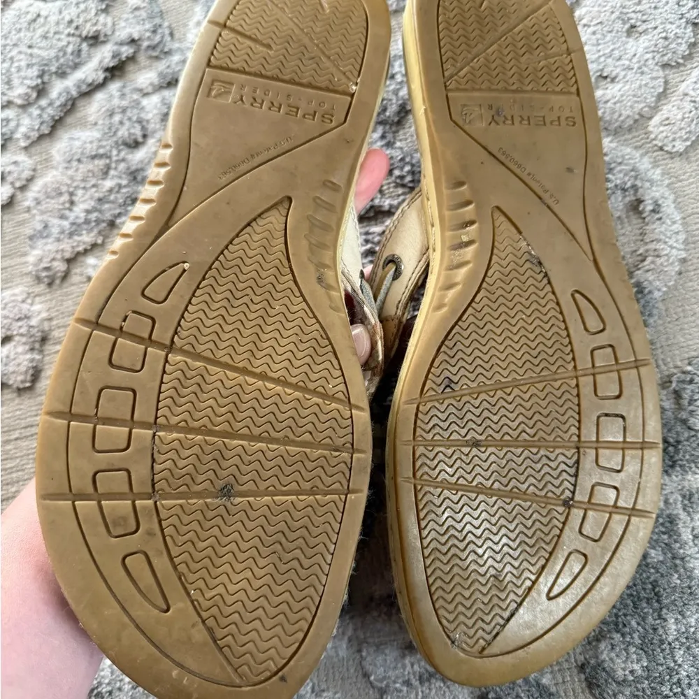 Sperry | Tan Plaid Flip Flops - Image 5