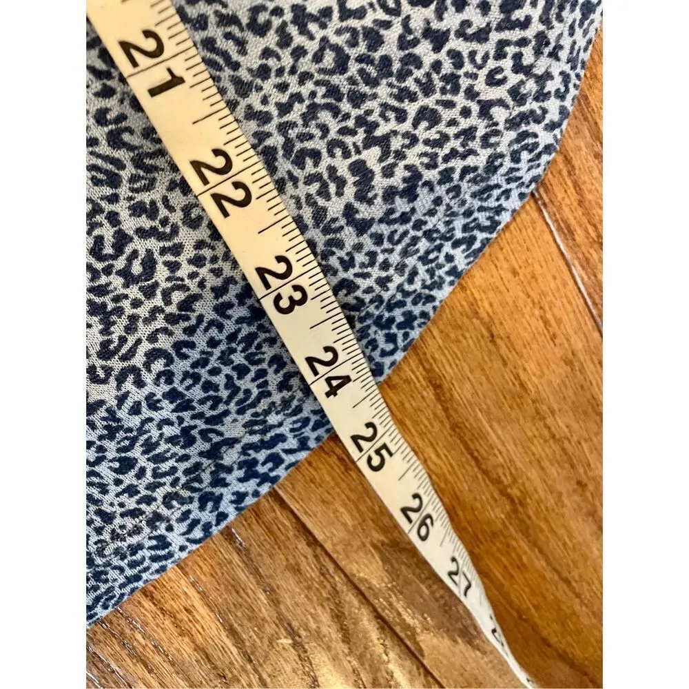 Athleta blue leopard vneck shirt xs - Image 4