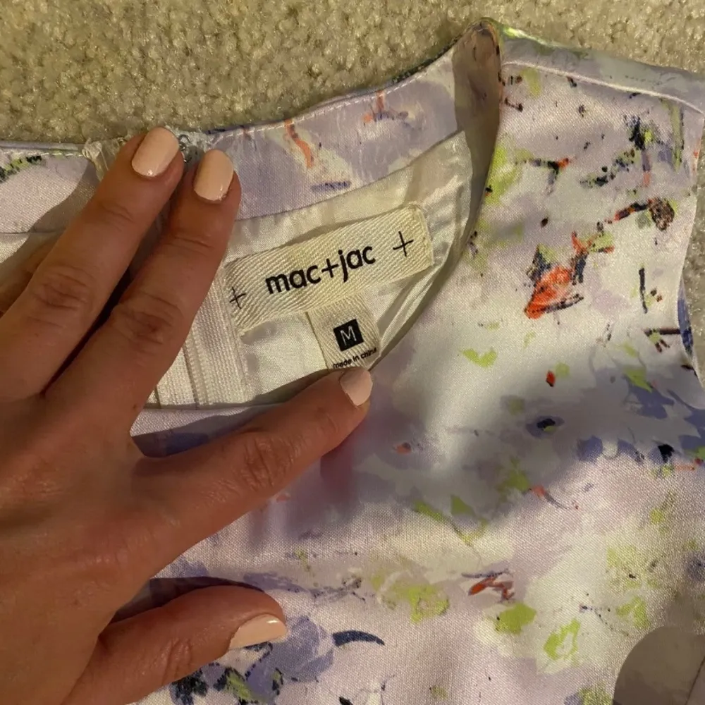 Lavender silky pleated peplum structured dress Size M - Image 3