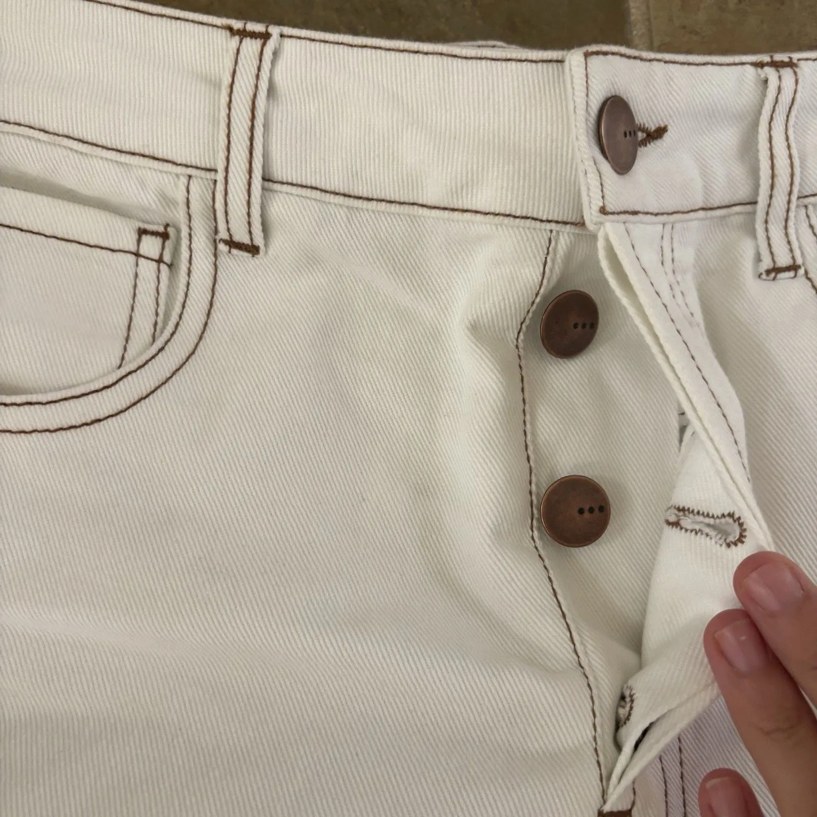 TGLA Shorts Womens Size 27 White Denim High Rise Raw Hem Cut Off - Image 3