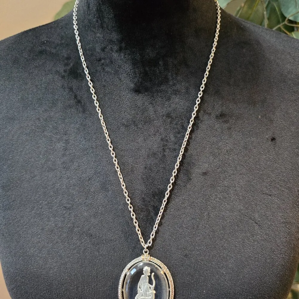 VTG Womens Silver Tone Avon Intaglio Pendant Goddess Diana Necklace with Lobster - Image 2