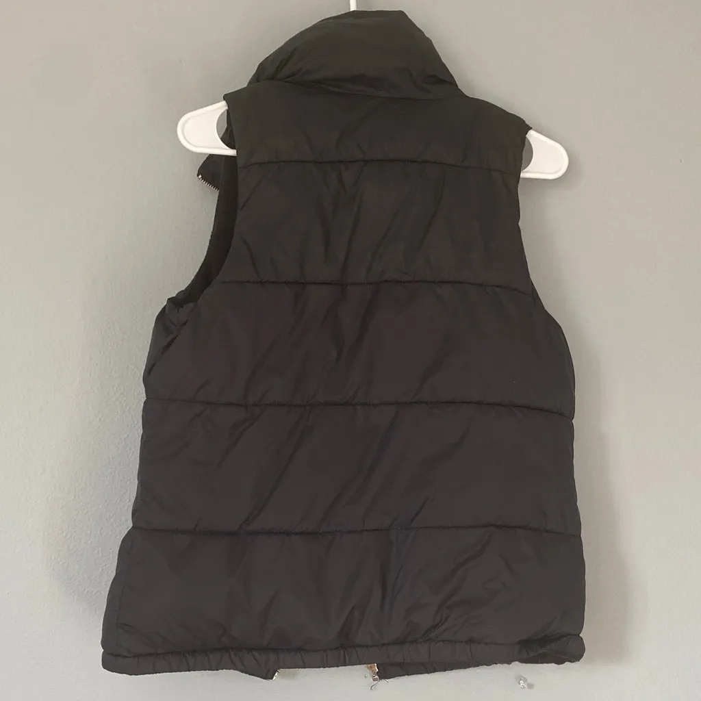 Old Navy Charcoal Puffer Vest - Image 5