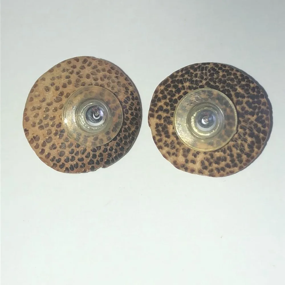 Vintage Round Tan & Brown Shell Like Boho Retro Pierced Earrings - Image 3