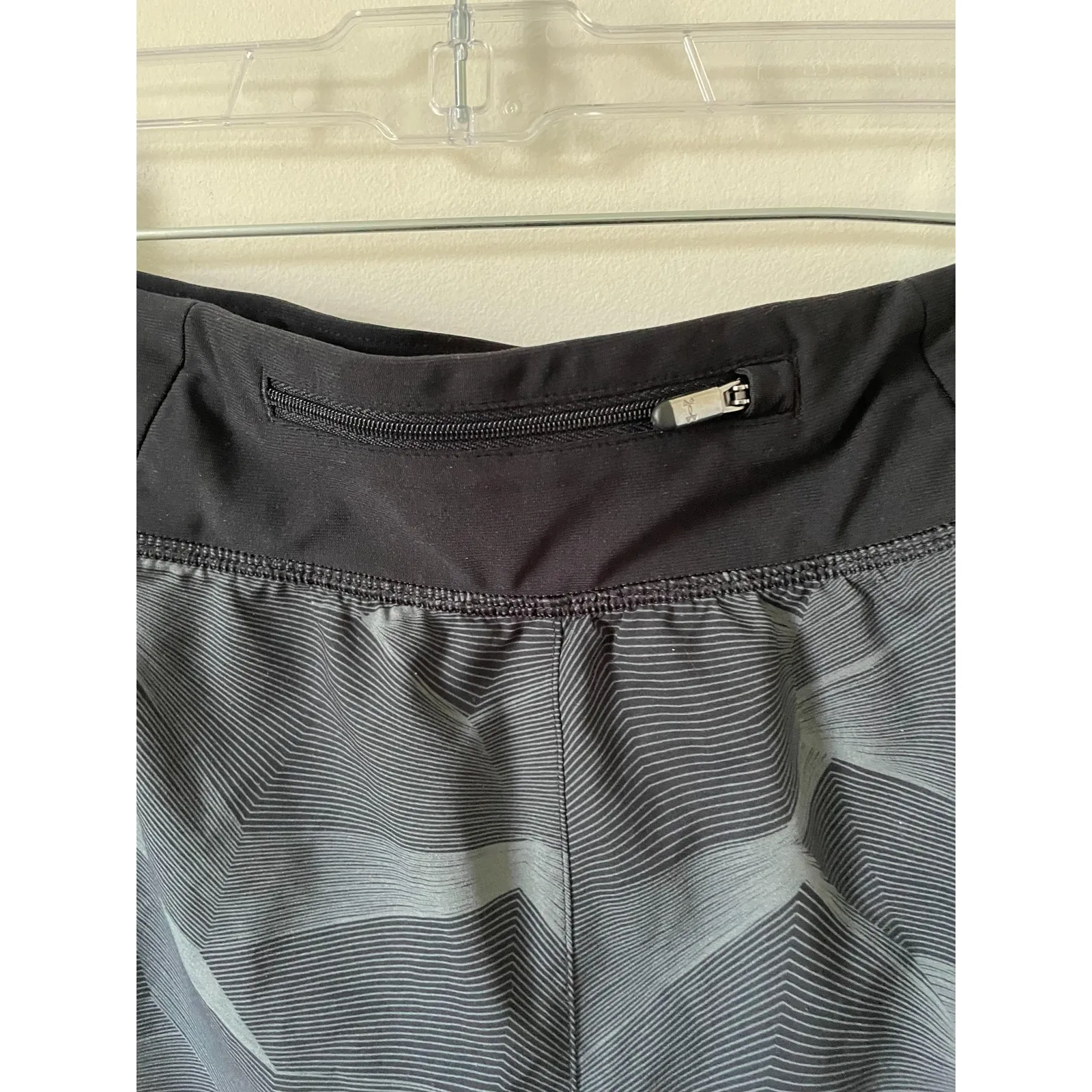 Under Armour Graphic 2.5" Running Shorts Black Gray Size Small - Image 5