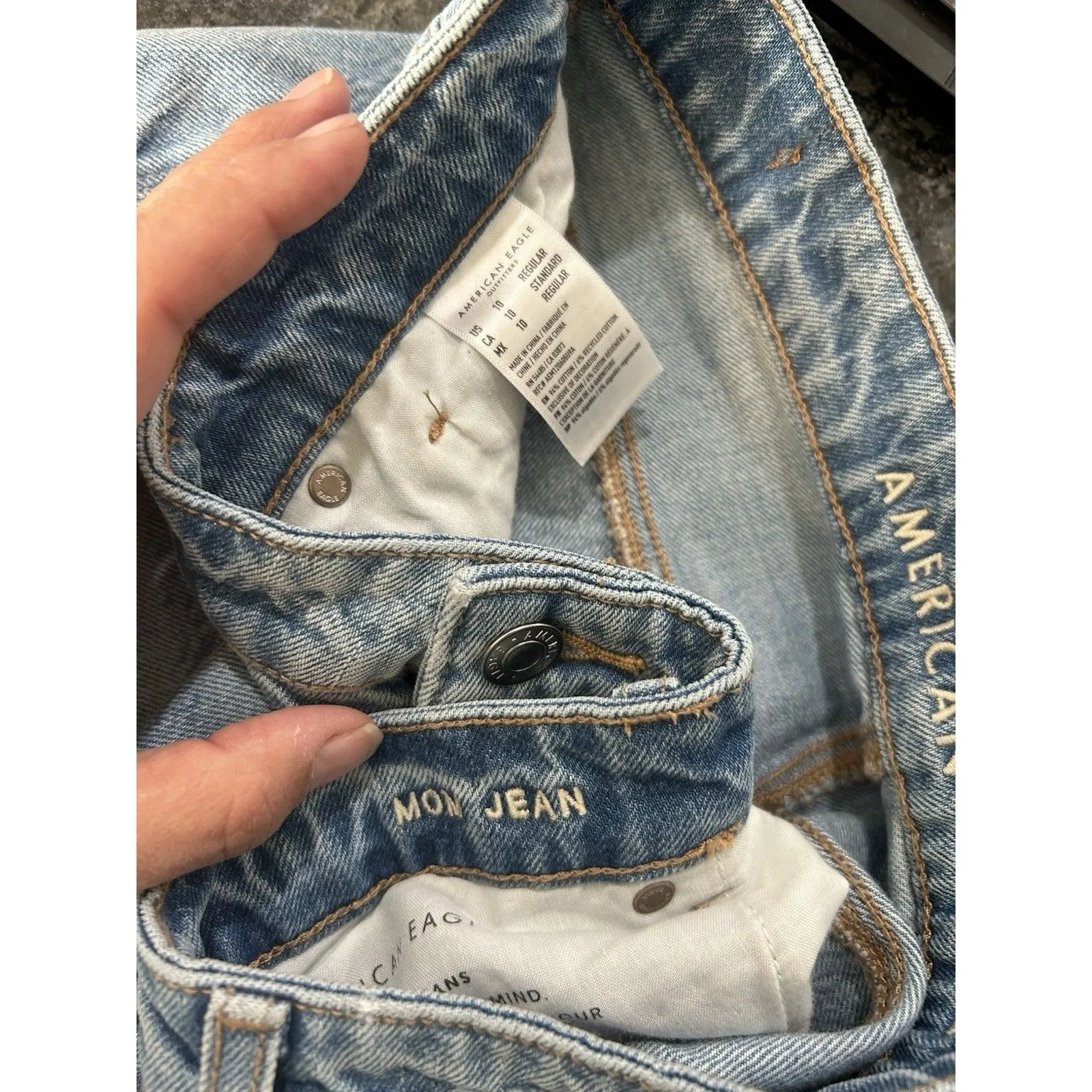 Women’s American Eagle Jeans High Rise Mom Jean Size 10 Regular Stretch Med Wash - Image 3