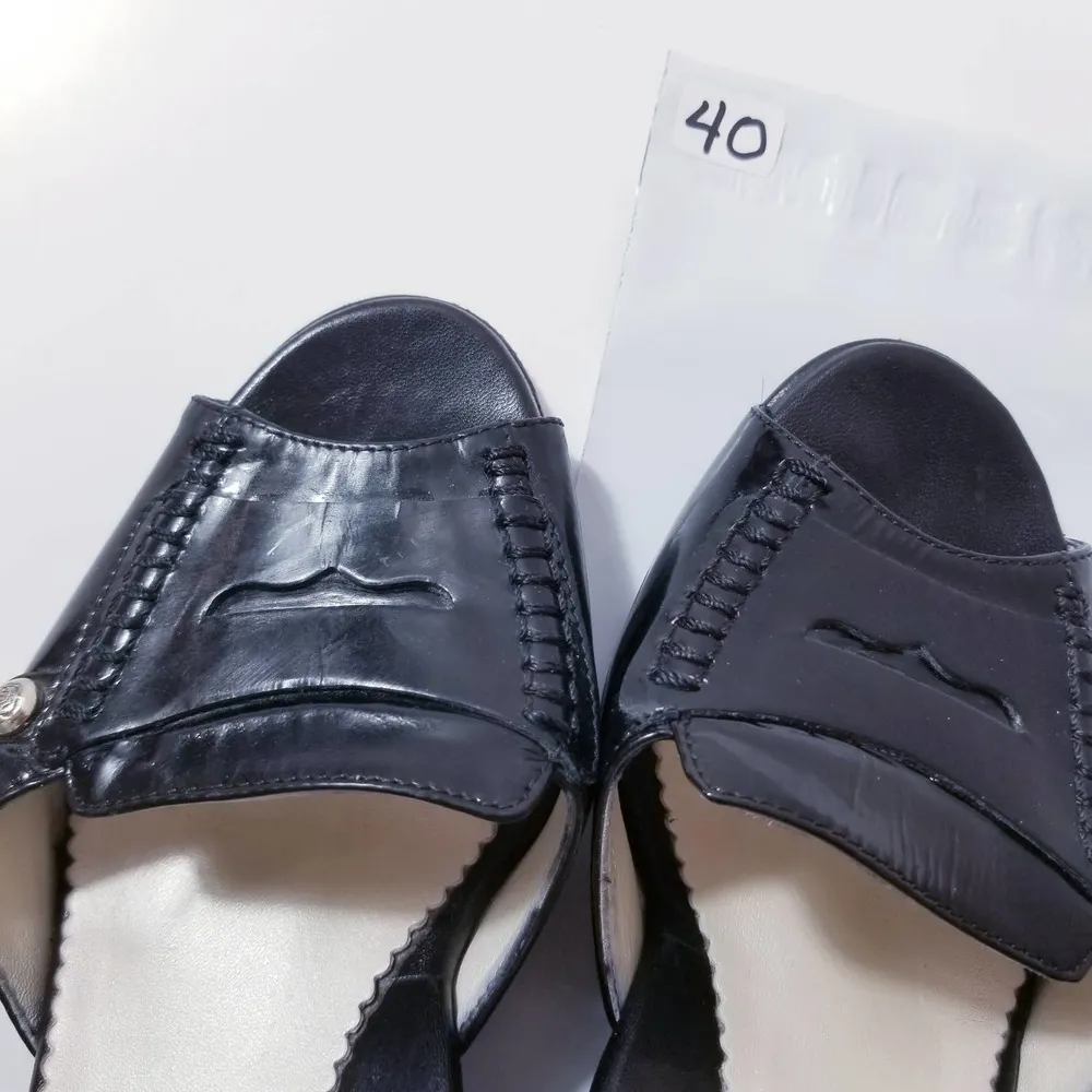 Taryn Rose Black Patent Wedge Sandals - Image 10