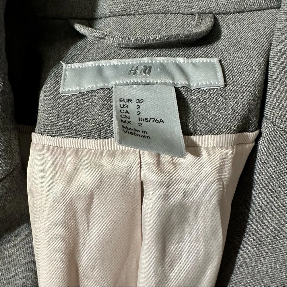 H&M women's fitted blazer size 2, grey - Image 3