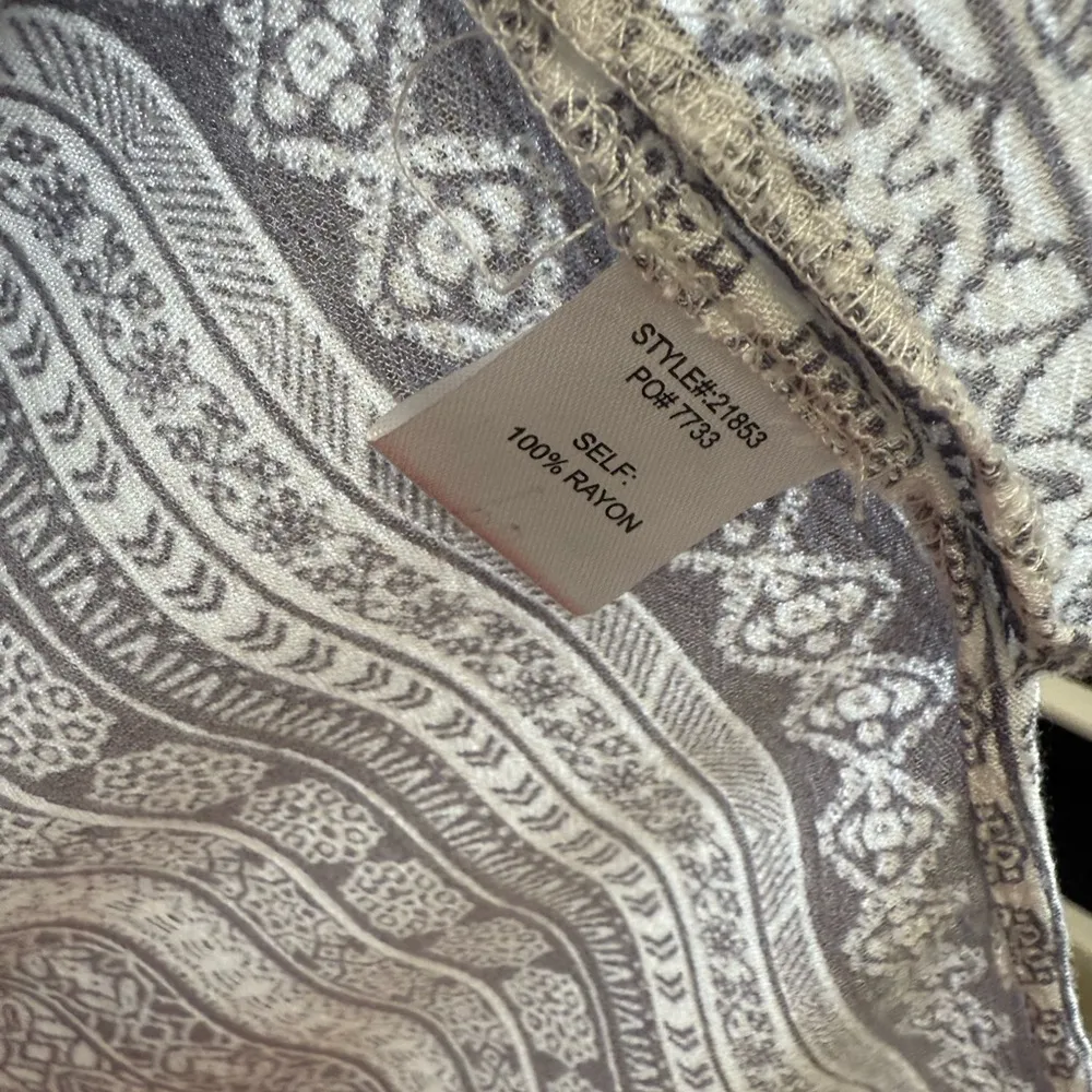 Skies Are Blue White and Gray Floral Patterned Boho Lace Trimmed Kimono Cardigan - Image 4