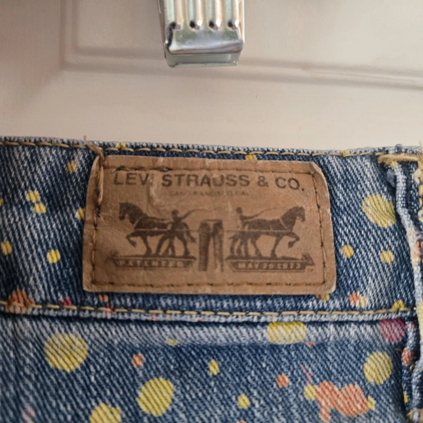 Levi's Jean Shorts Bermuda Size 11 Paint Splatter Embroidered Pockets Grunge Y2K - Image 4