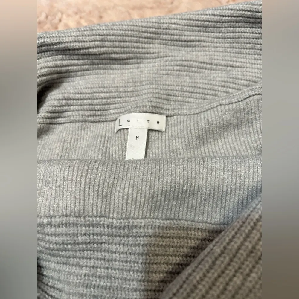 Size m off the shoulder sweater - Image 4