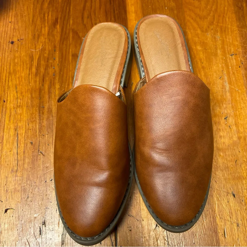 Universal Thread NWOT Tan Slip-On Mules Maura Style - Image 3