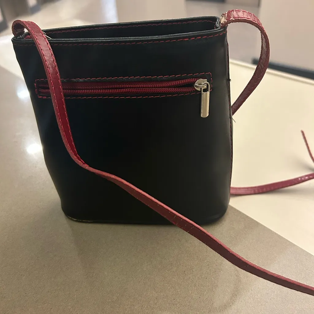 Vera PELLE Red and Black Leather Crossbody Bag like new! Gorgeous HIGH quality - Image 8