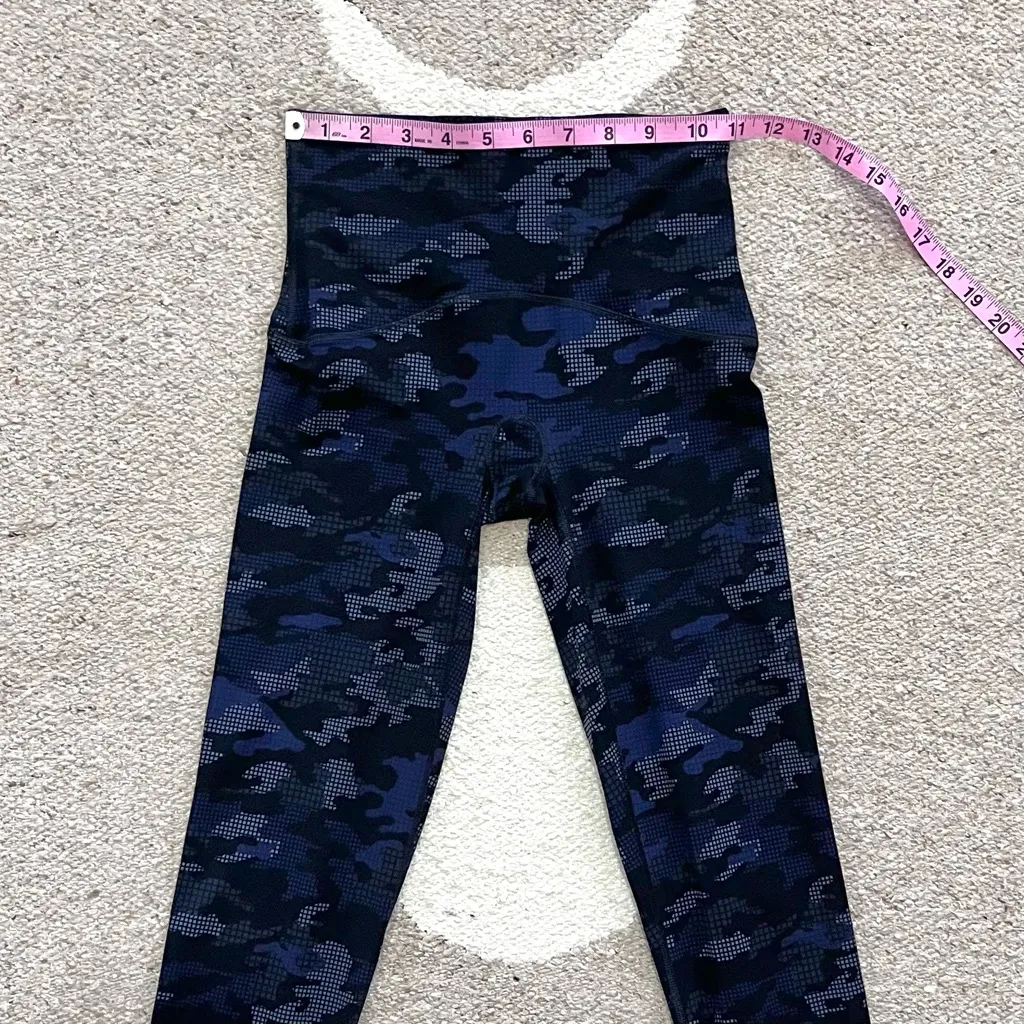 Spanx Active Booty Boost Blue Black Camo Print Cropped Compression Leggings XS - Image 5