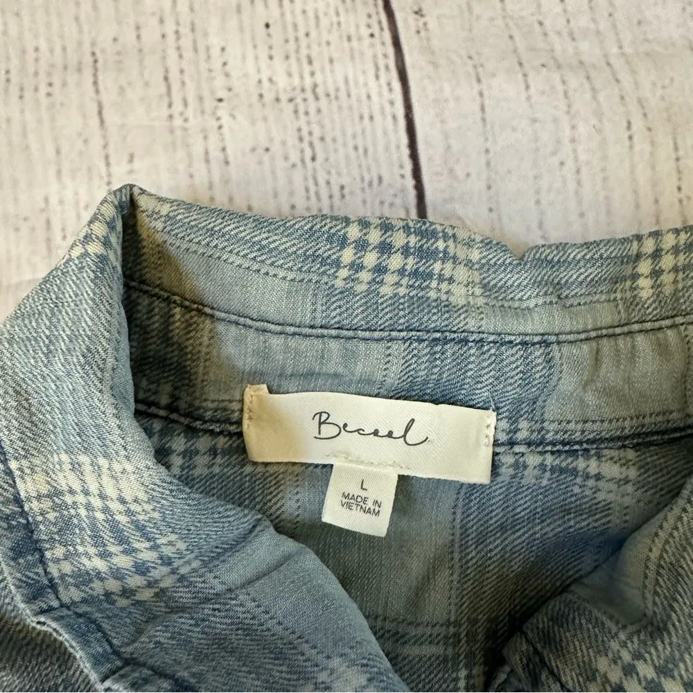 Be Cool size large blue plaid long sleeve tie front button shirt - Image 6