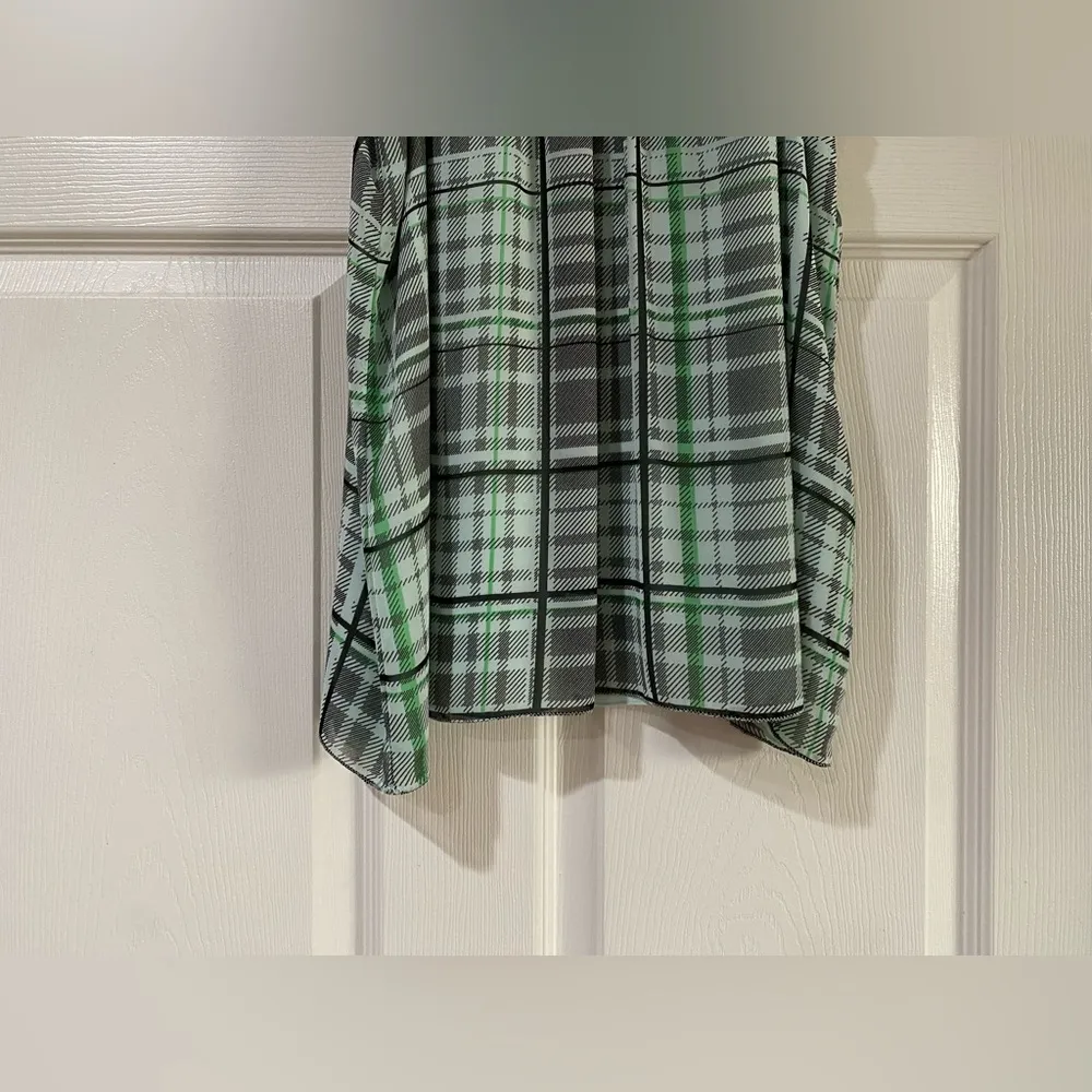 Vince Camuto Women's Green Plaid Sleeveless Plaid Shades Blouse Small - Image 2