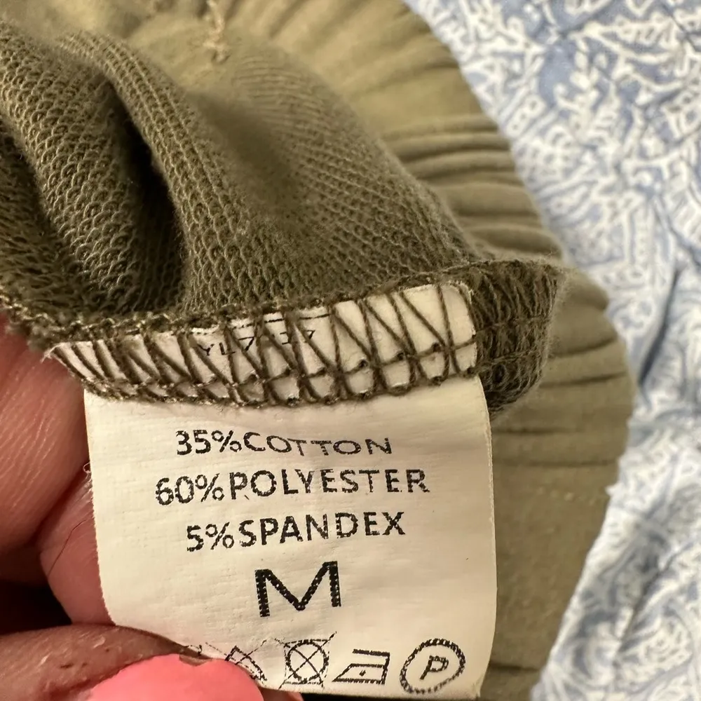 Women’s army green stretchy tie waist pull on shorts Size M - Image 3