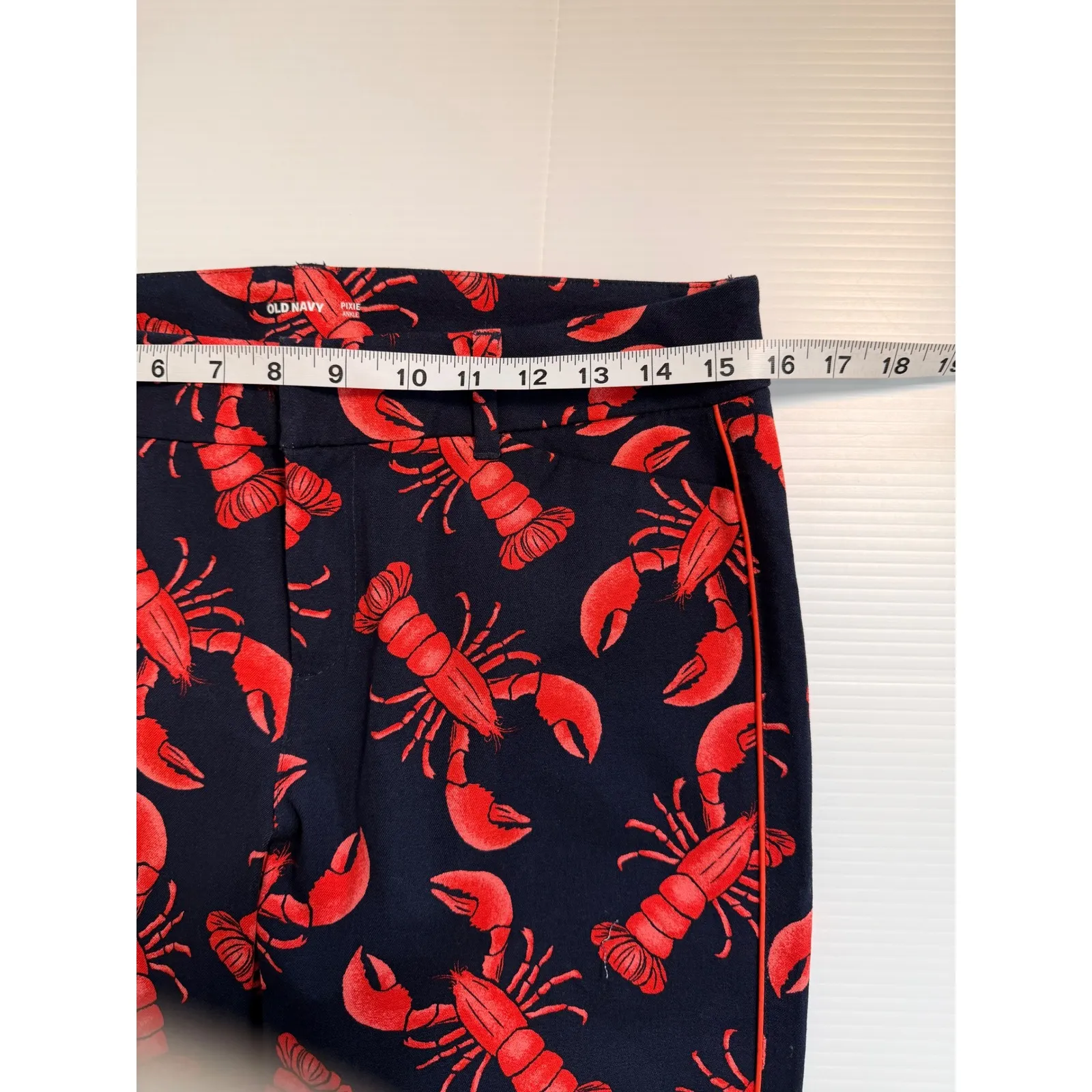 Old Navy Pixie Ankle Pants Women's Size 8 Navy Blue Red Lobster Print - Image 7