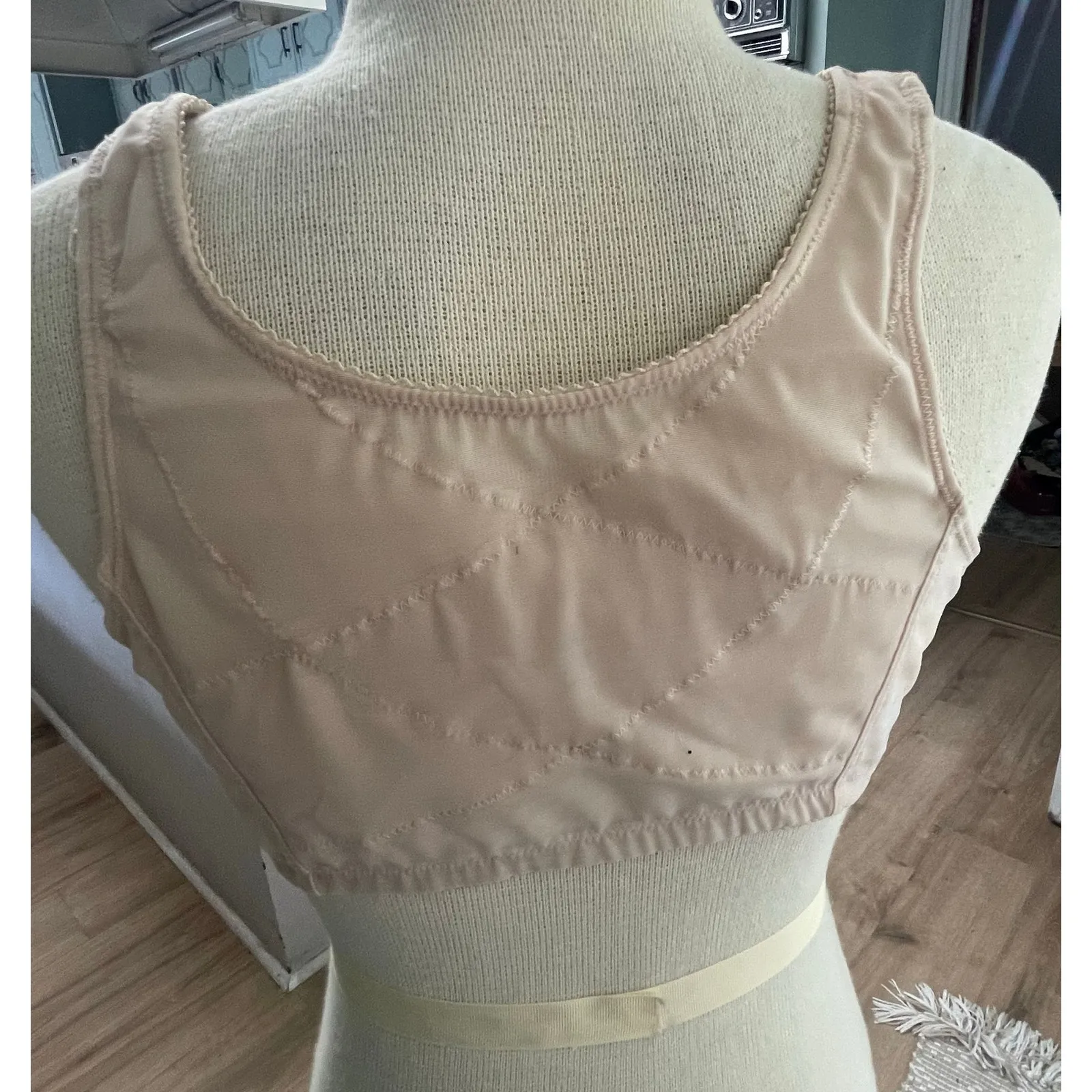 Exquisite Vintage Front Close Lace Posture Bra 38B Nude Floral VTG Tan Size undefined - Image 3
