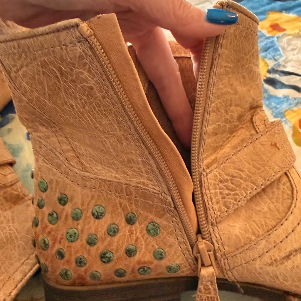 ANTHROPOLOGIE 8 Naya Agatha Weathered Distressed Taupe Studded Ankle Moto Boots - Image 3