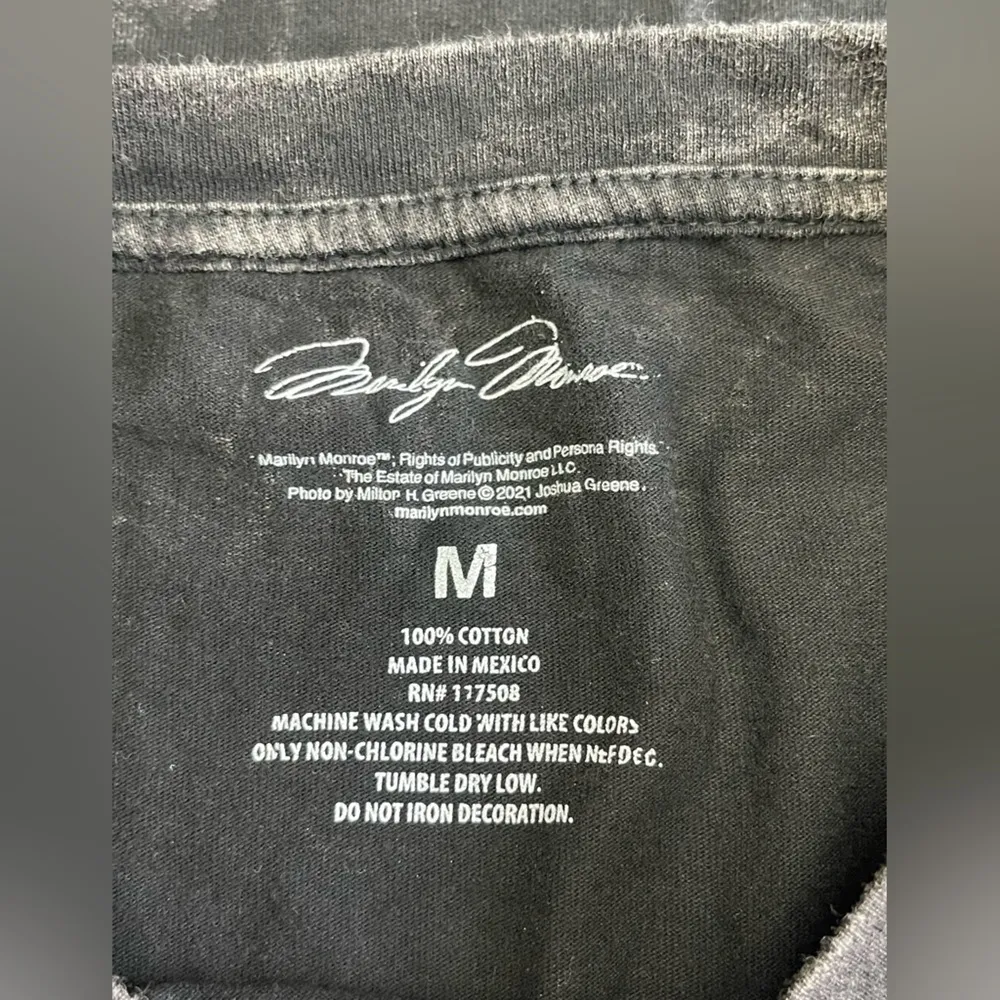 Authentic Marilyn Monroe Signature Tee size M - Image 3