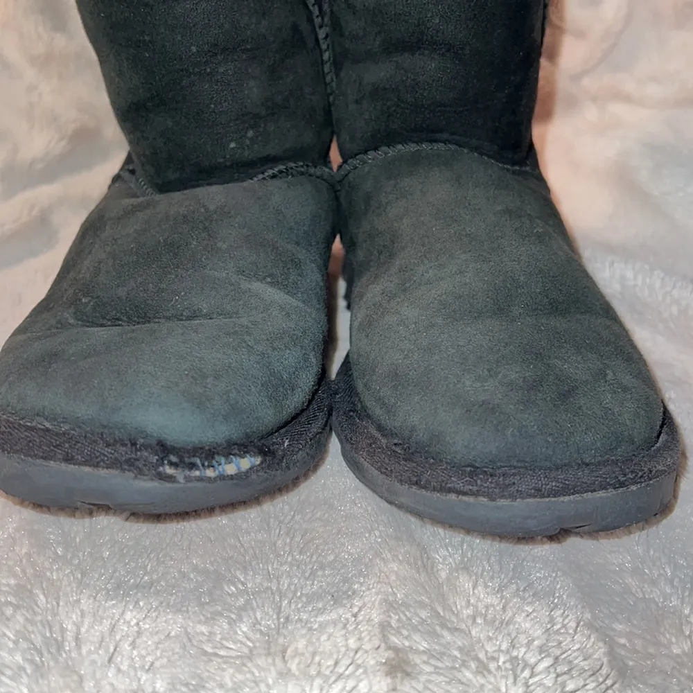 UGG Woman’s Classic Short Boot; Size 6 - Image 3