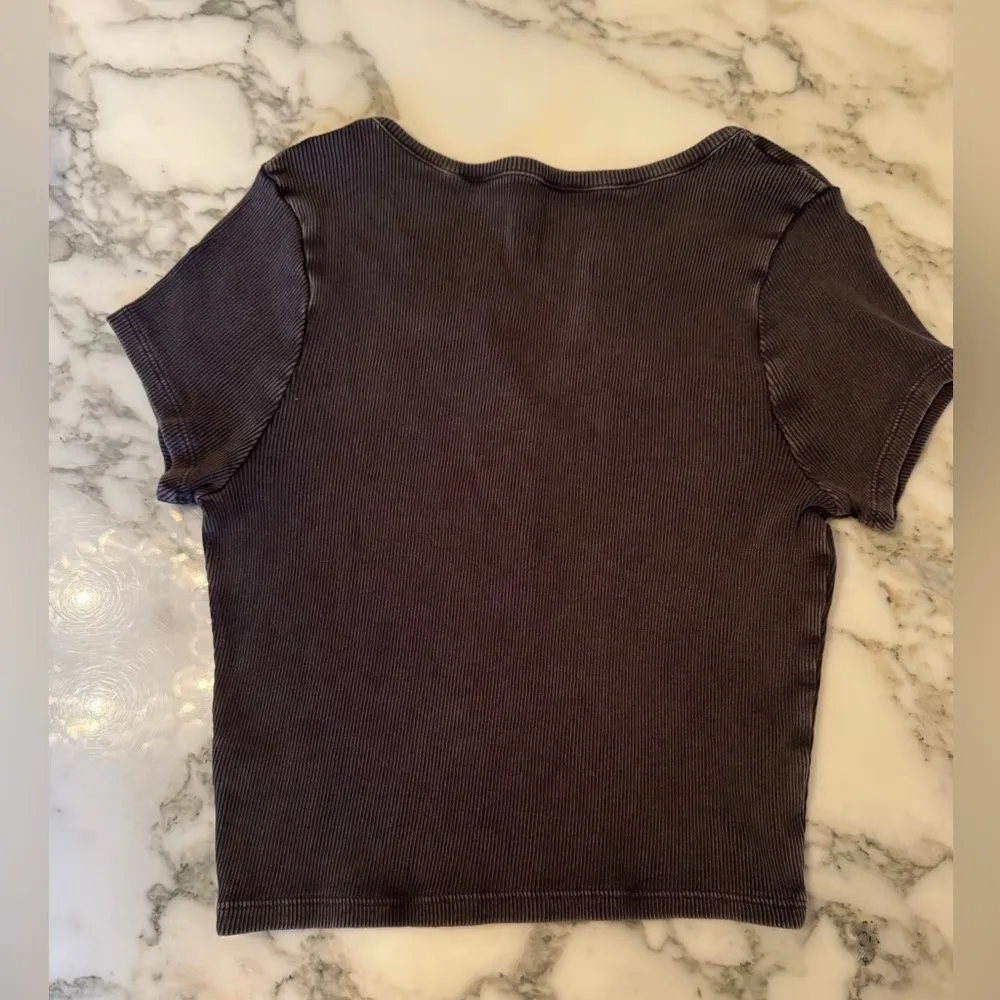 NWT Est. PAC 1980 V.I Henley Crop T-Shirt – Size Small - Image 6